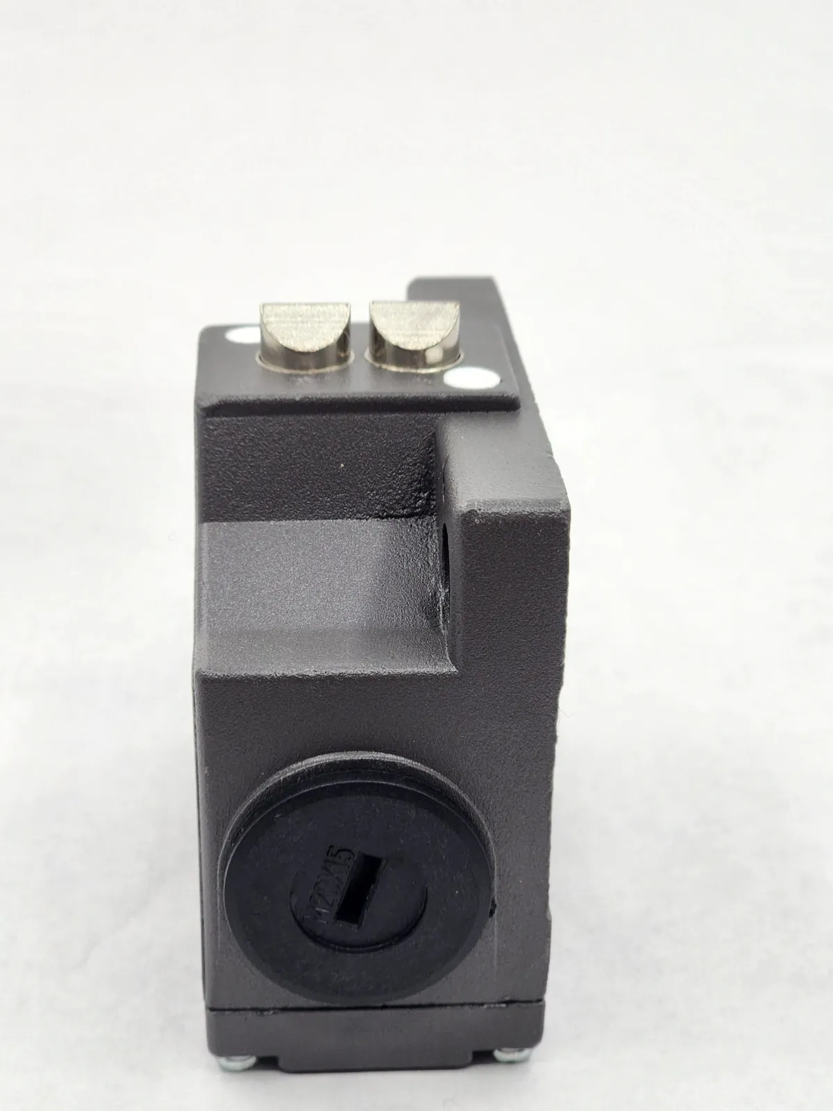 BNS 819 B02 D12 61 -12-10  BALLUFF Eksen Switchi